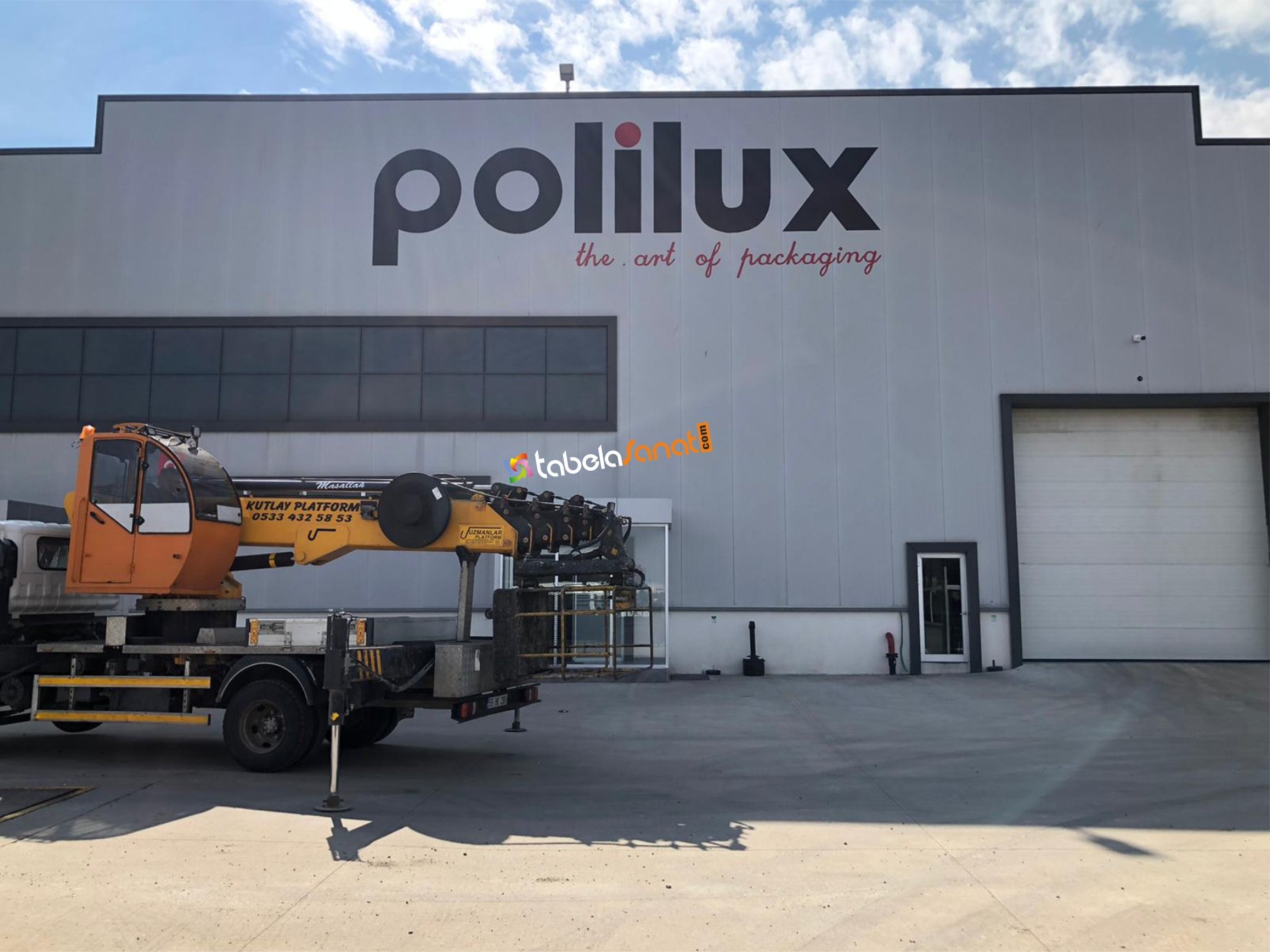 Polilux Cephe Duvar Yazısı