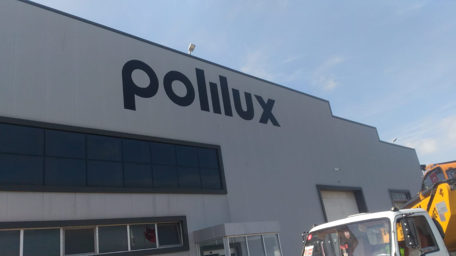 Polilux Cephe Duvar Yazısı