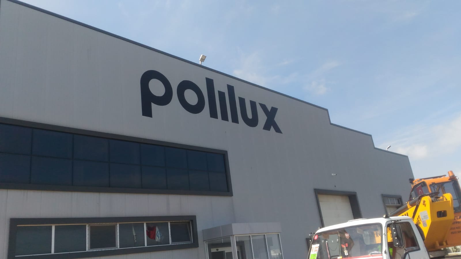 Polilux Cephe Duvar Yazısı