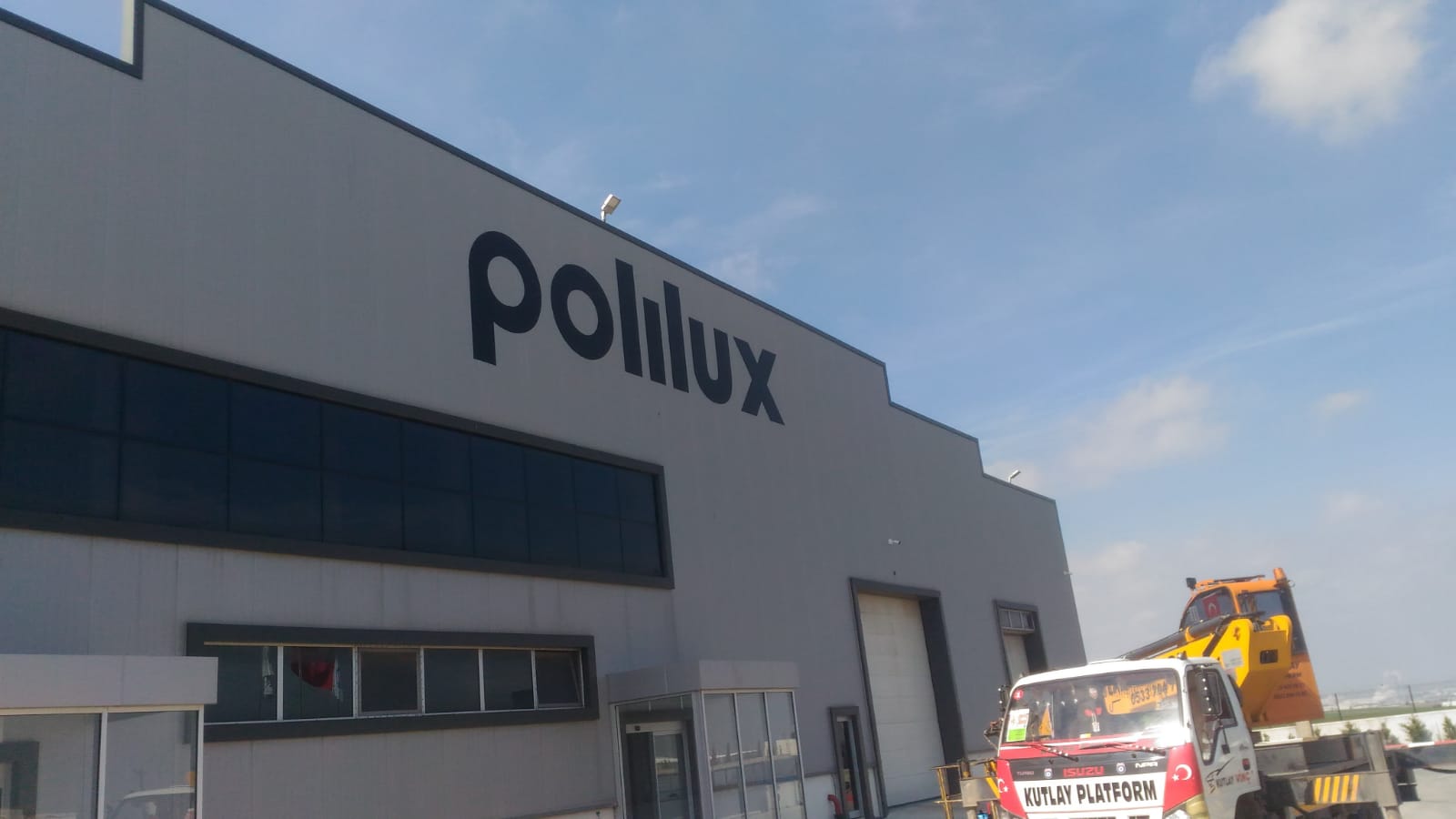 Polilux Cephe Duvar Yazısı
