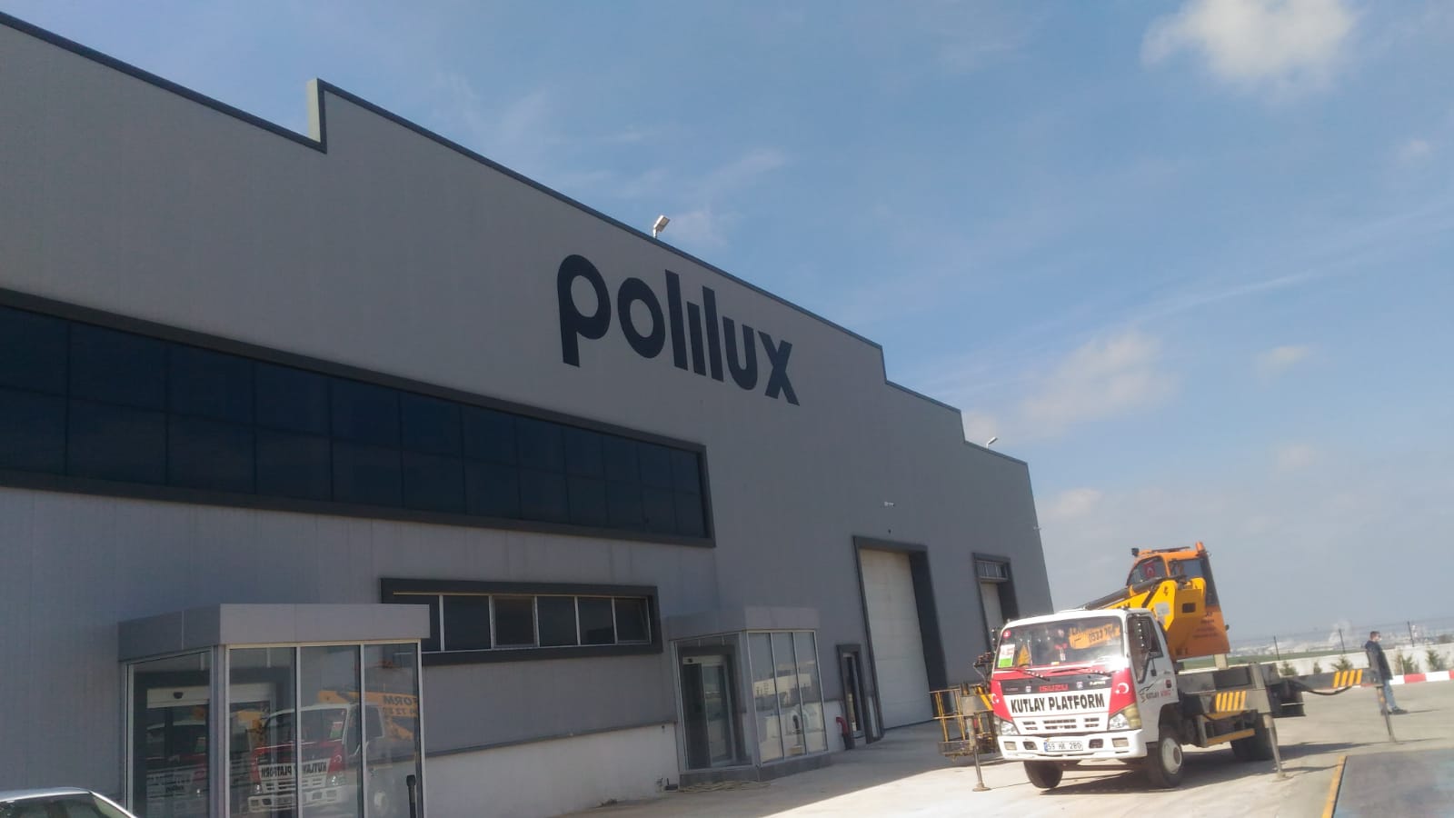 Polilux Cephe Duvar Yazısı