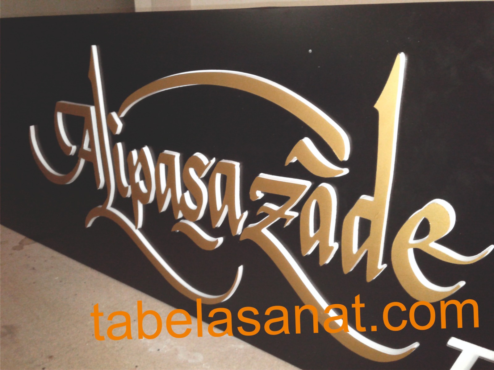 Alipaşazade kabartma harf tabela