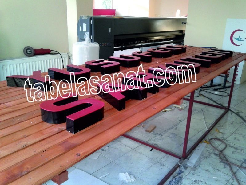 ahşap zemin  led ışıklı pleksi tabela