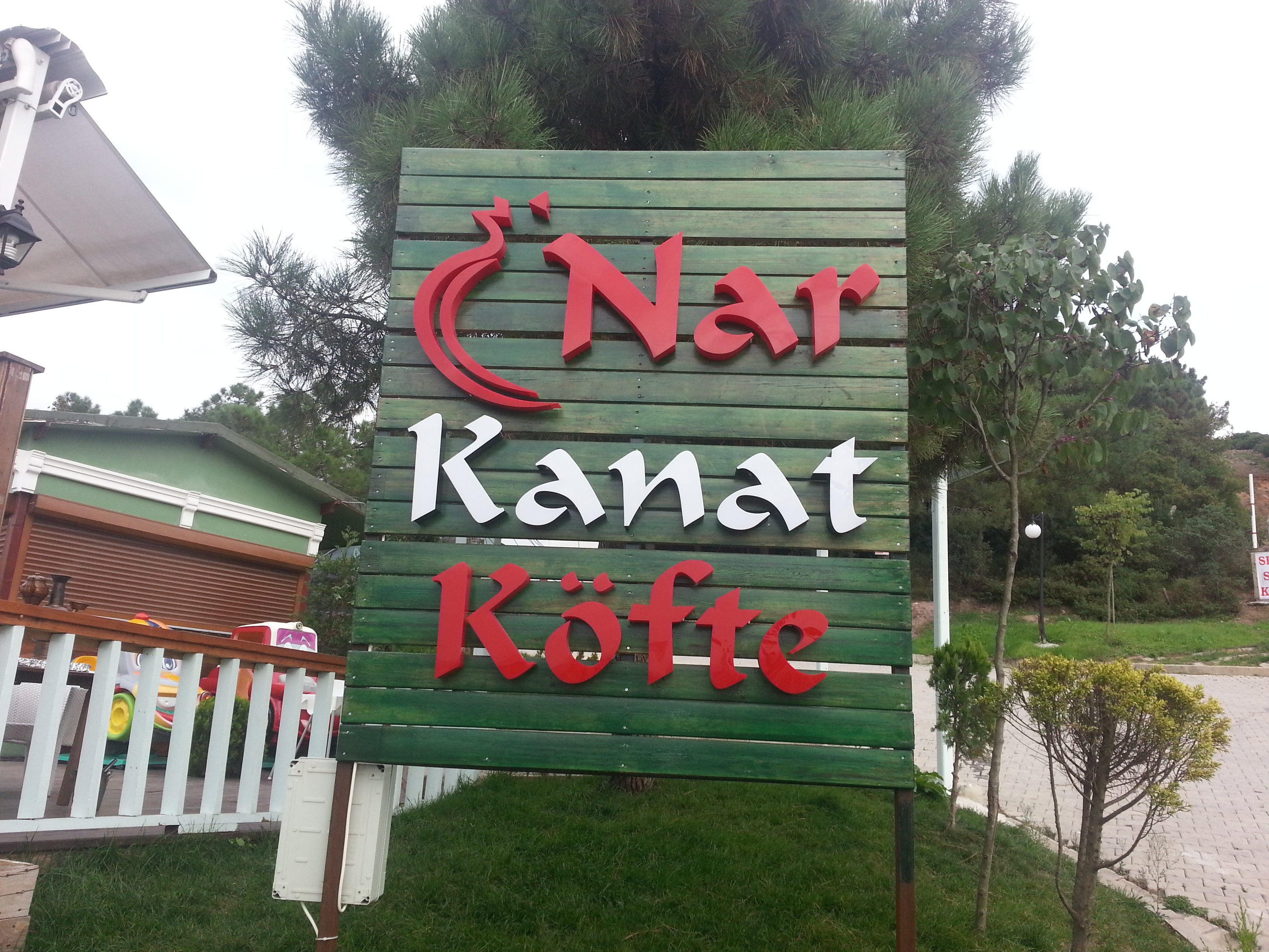 ahşap zemin led ışıklı pleksi kutu harf tabela