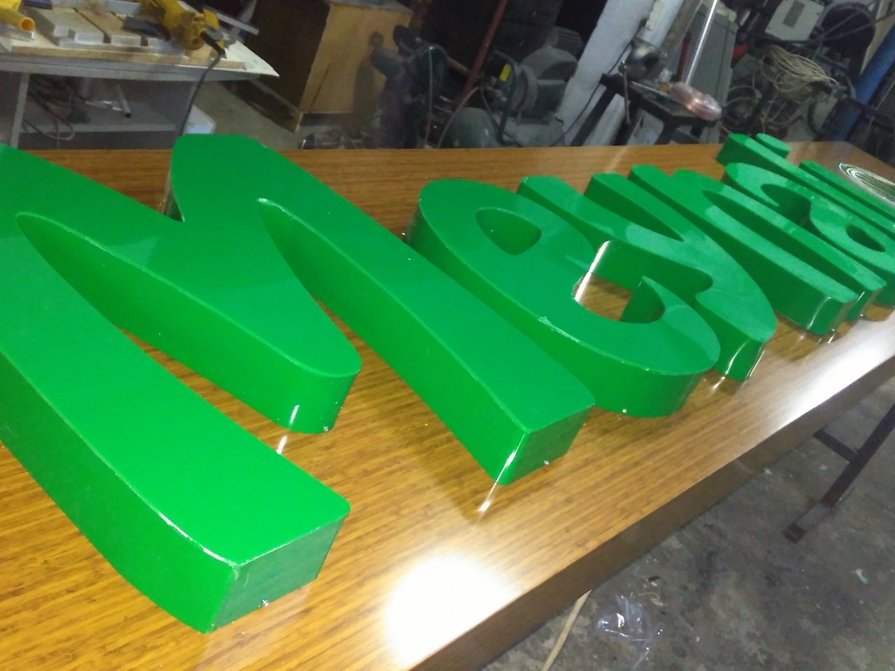 ahşap zemin pleksi ışıklı kutu harf tabela