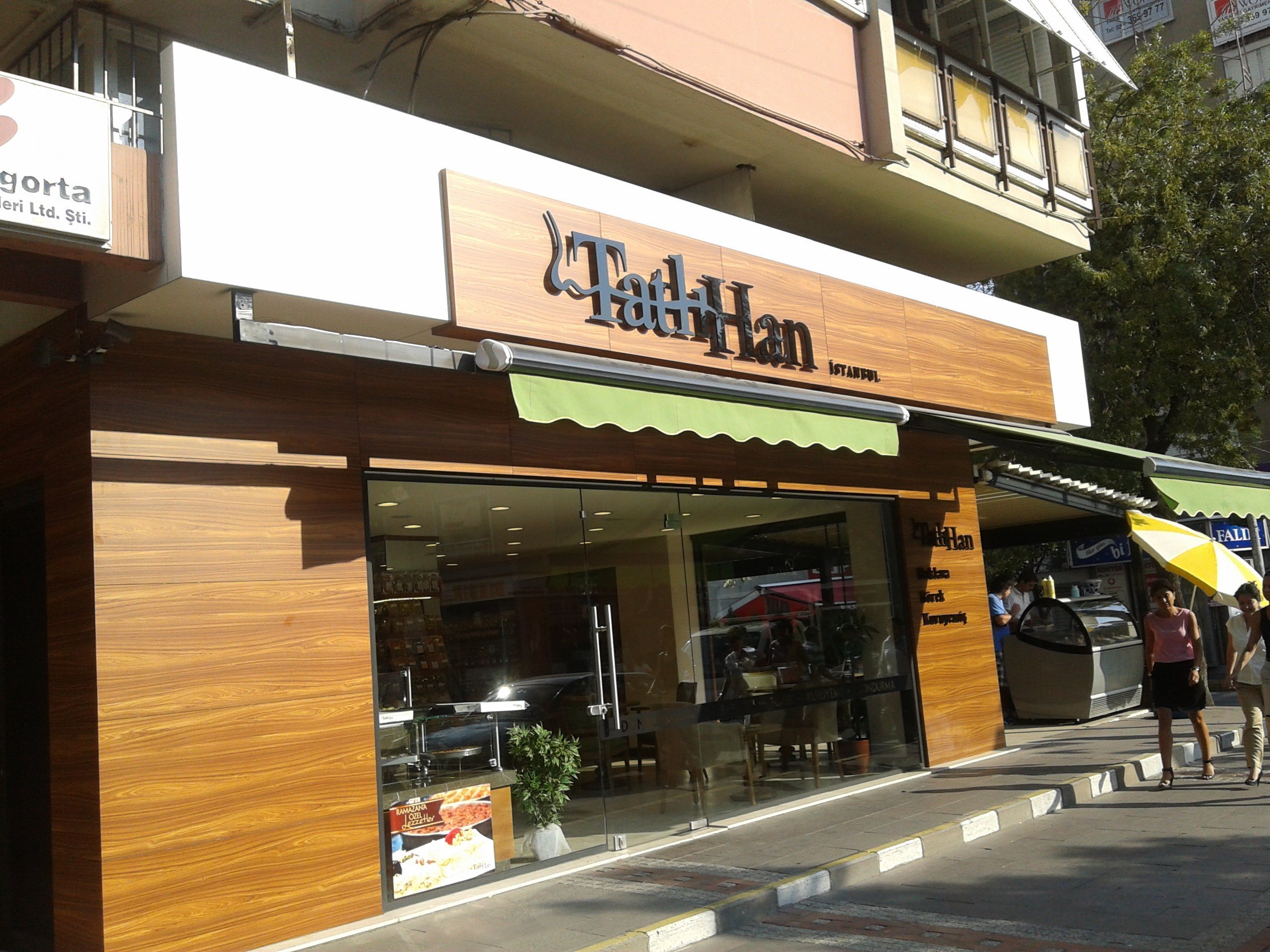 ahşap zemin pleksi kutu harf tabela