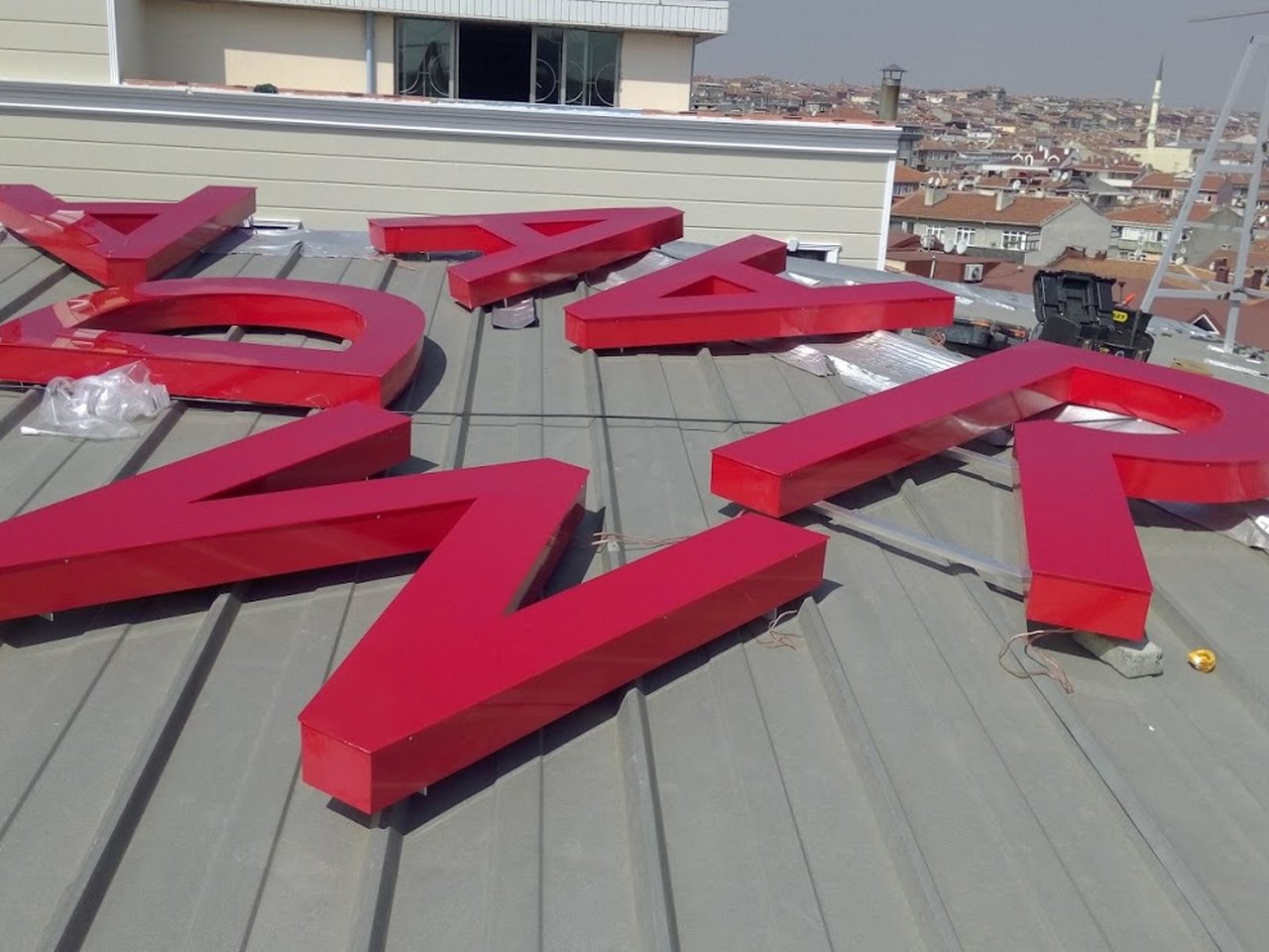 alüminyum pleksi ışıklı çatı tabelası