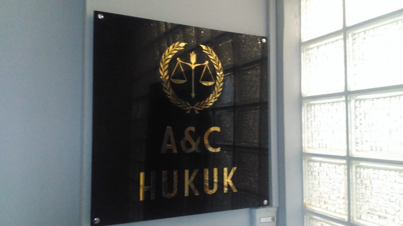 avukat kat kapı yönlendirme tabelası