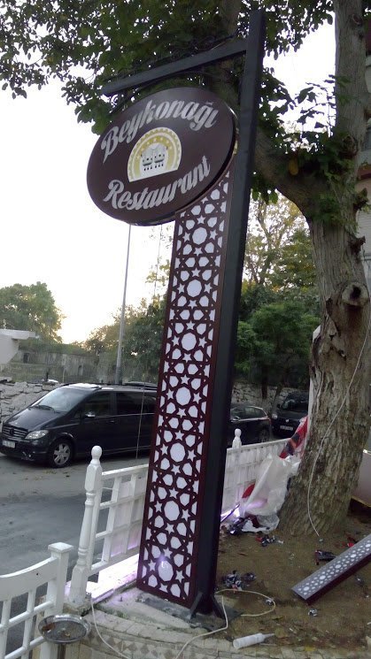 dekoratif ışıklı totem tabela