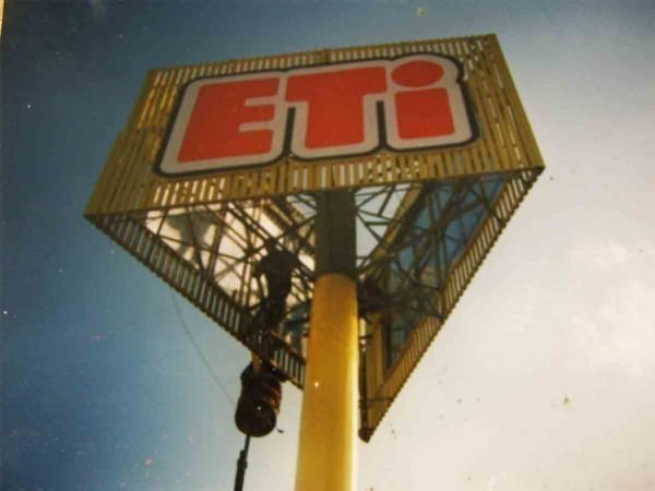 eti direkli ışıklı totem tabela