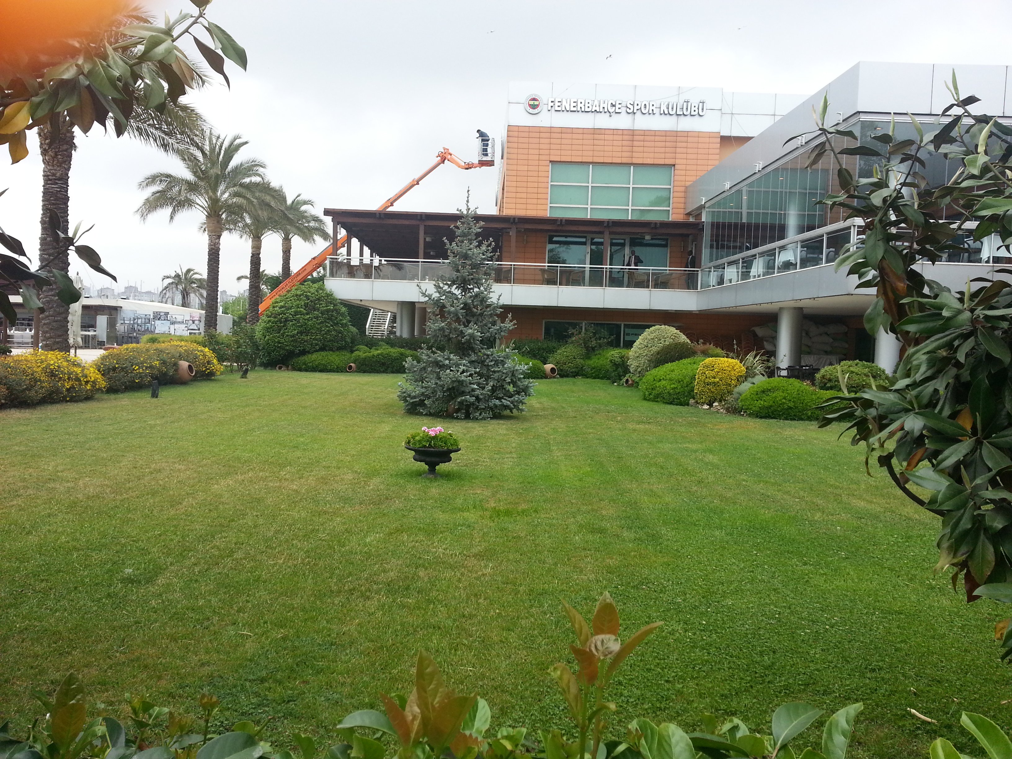 fenerbahçe rıfat ılgaz tesisleri kutu harf ışıklı tabela montaj görselleri