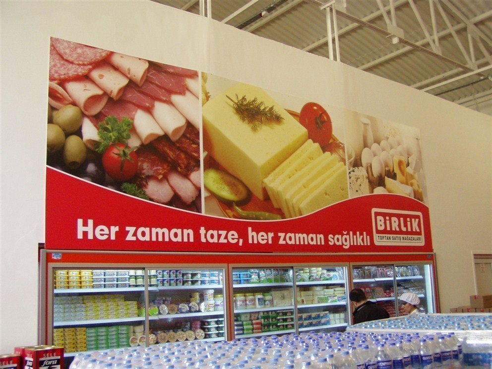 iç mekan market ürün tanıtım tabela tabelası