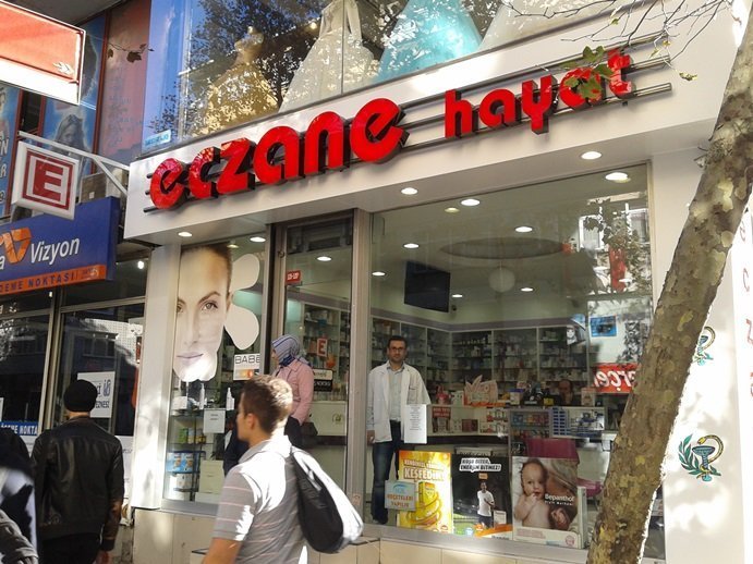 küpeşte boru üzerine eczane tabelası