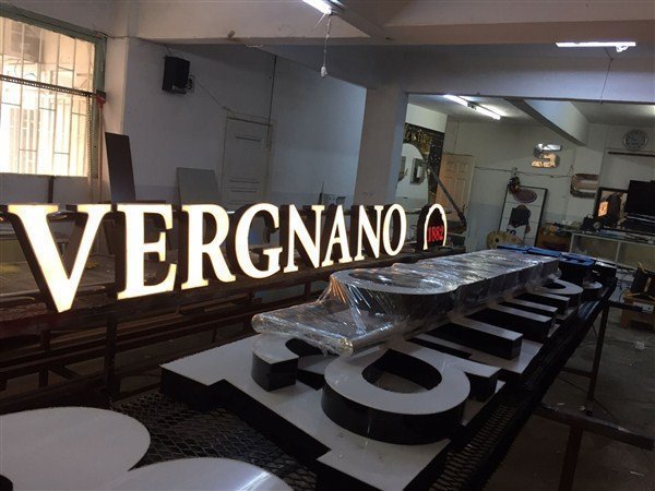 küpeşte boru üzerine kutu harf ışıklı tabela