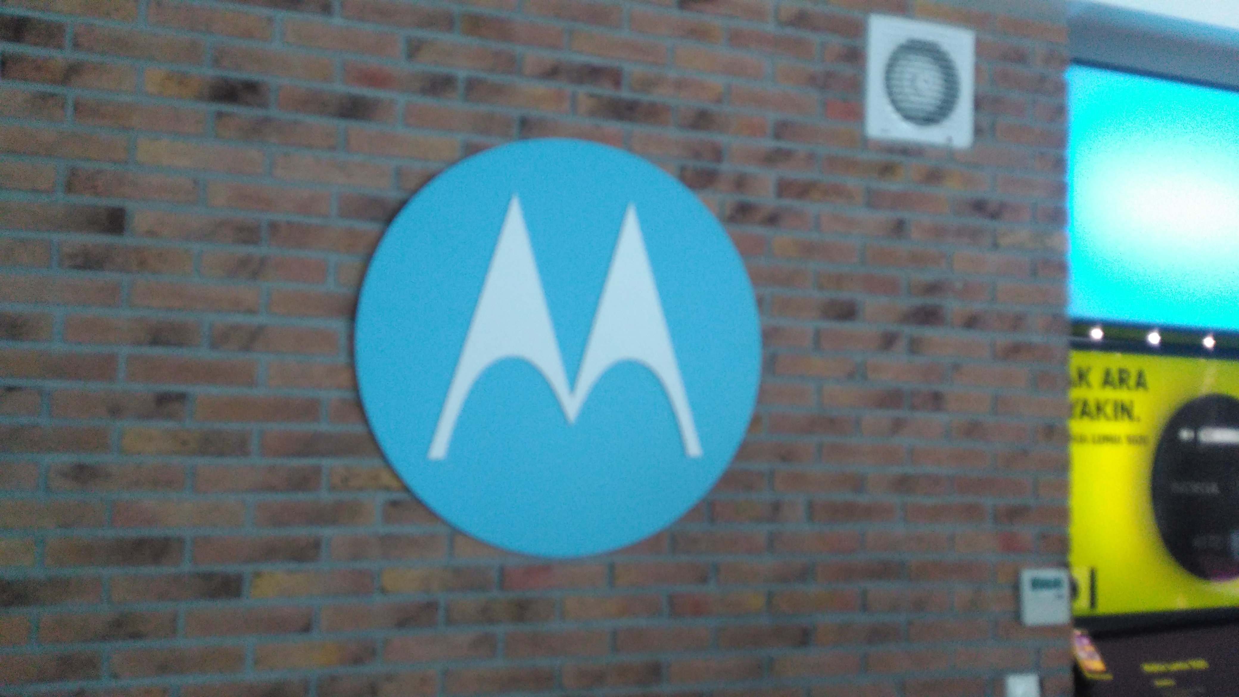 motorola logo taş duvar tabela tabelası