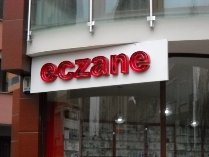 neon ışıklı kutu harf eczane tabelası