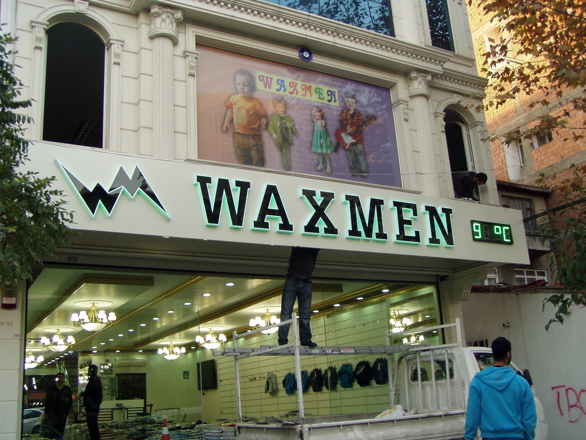 pleksi kutu harf led ışıklı tabela montaj görselleri