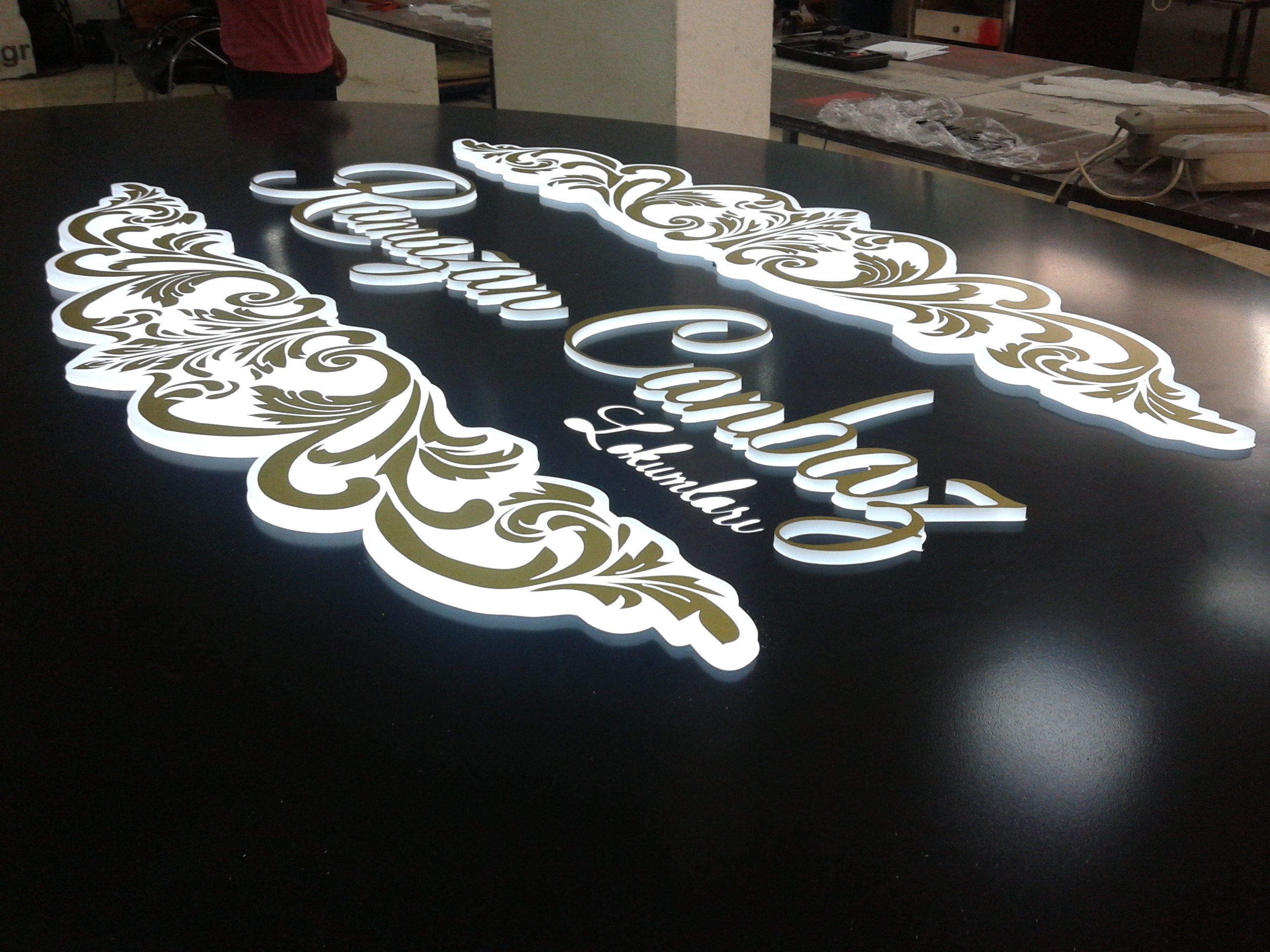 pleksi led ışıklı tabela