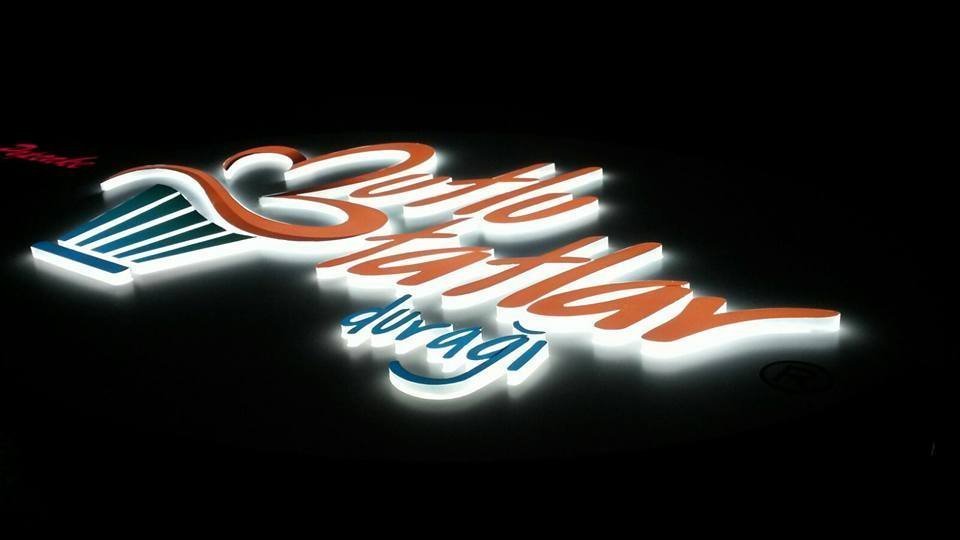 pleksi takoz led ışıklı kutu harf tabela