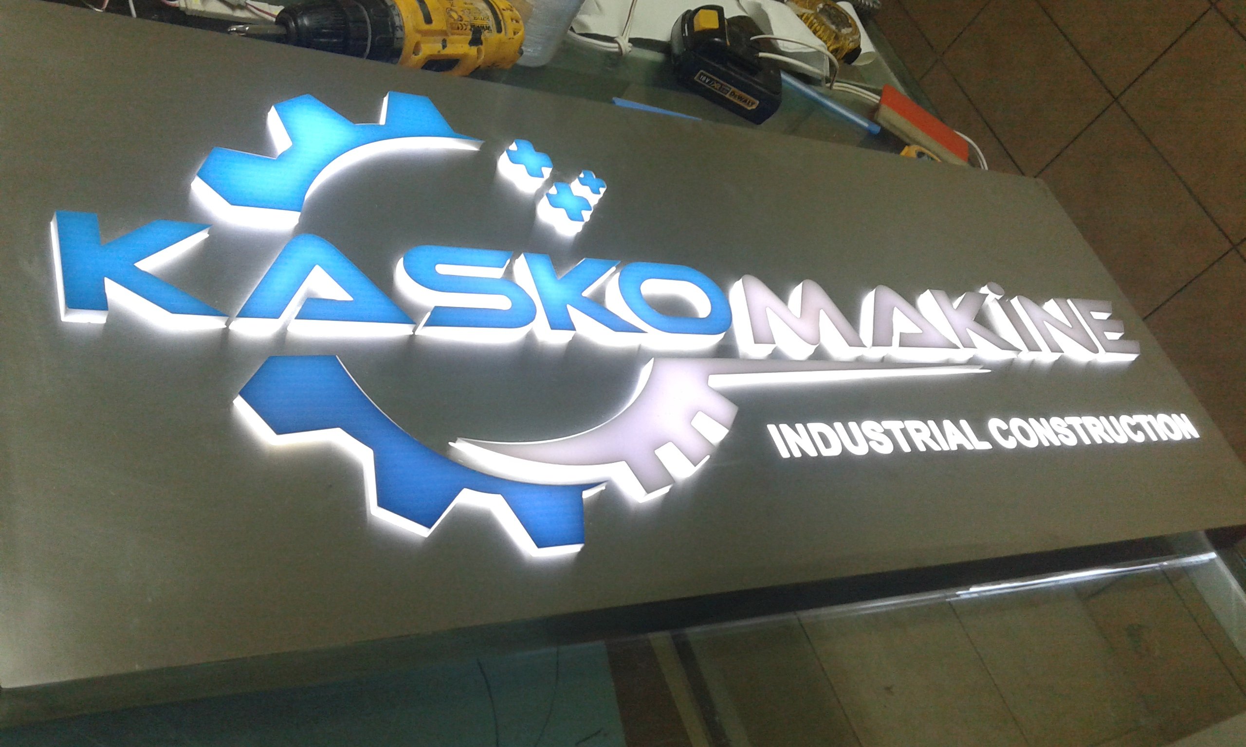 satine krom led ışıklı kapı tabelası