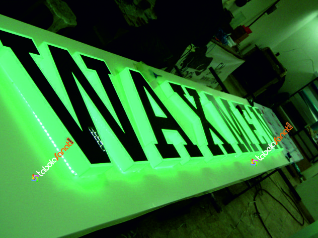 yeşil led ışıklı pleksi kutu harf tabela